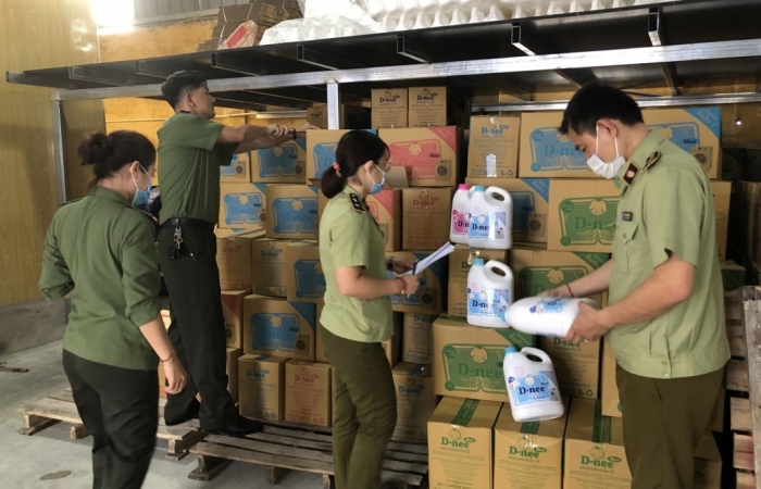 Bắt quả tang cơ sở sản xuất số lượng lớn chất tẩy rửa giả thương hiệu của Thái Lan