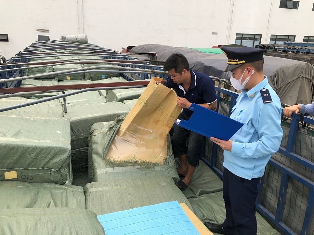 Công chức Hải quan Hữu Nghị kiểm soát, giám sát chặt hàng hóa NK. Ảnh: H.Nụ