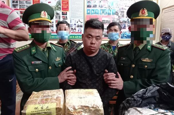 Đối tượng cùng tang vật 115kg ma túy và 17.600 viên ma túy tổng hợp do lực lượng đánh án bắt giữ ngày 21/1/2021. Ảnh: Thanh Lịch