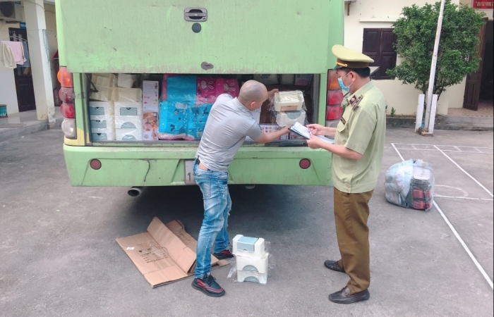Tạm giữ để xác minh hơn 2.550 sản phẩm hàng hóa do nước ngoài sản xuất