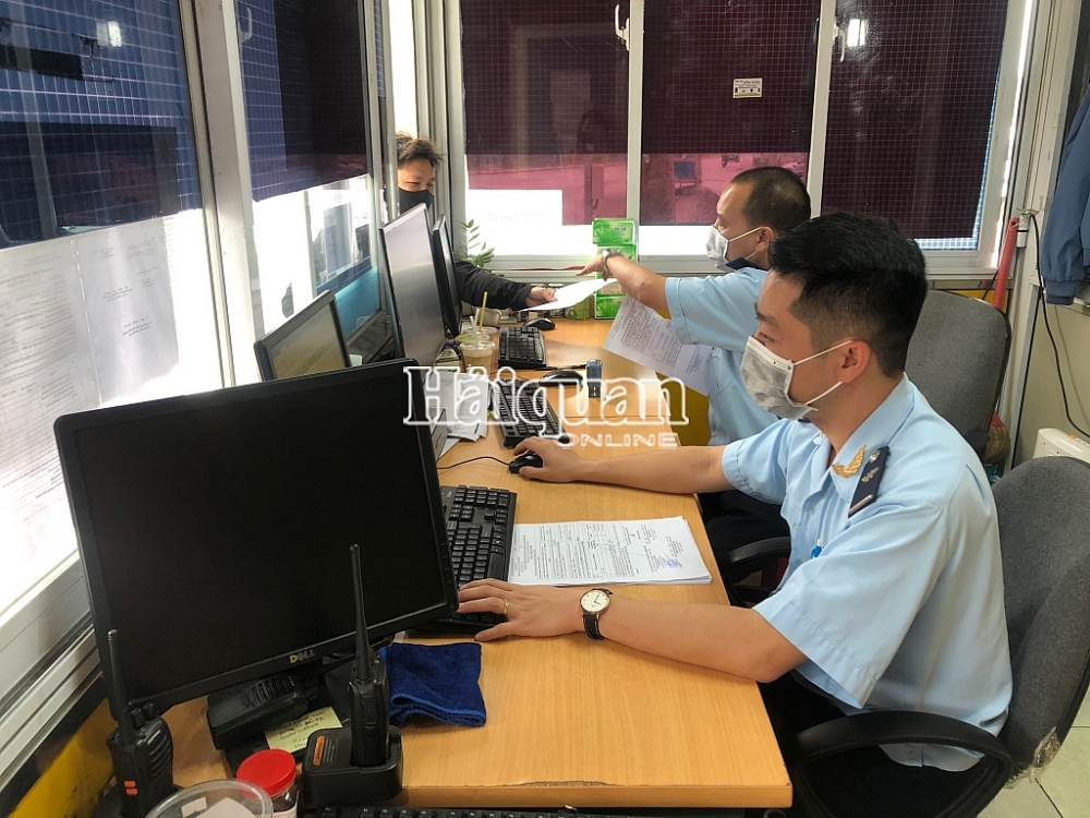 Công chức Hải quan Hữu Nghị (Lạng Sơn) tiếp nhận hồ sơ, hướng dẫn DN làm thủ tục hải quan. Ảnh: H.Nụ