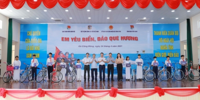 Cảnh sát biển cùng học sinh Tiền Giang hướng về biển đảo quê hương