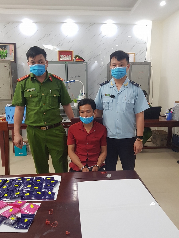 Đối tượng Vi Trọng Toàn (ngồi) cùng tang vật tại cơ quan điều tra. Ảnh: Tô Hiếu