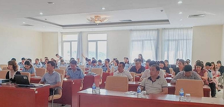Hải quan Lạng Sơn phối hợp với Vụ Pháp chế tổ chức tập huấn quy định tại Nghị định 128/2020/NĐ-CP cho DN và CBCC hải quan ngày 22/4/2021. Ảnh: Hải Quang