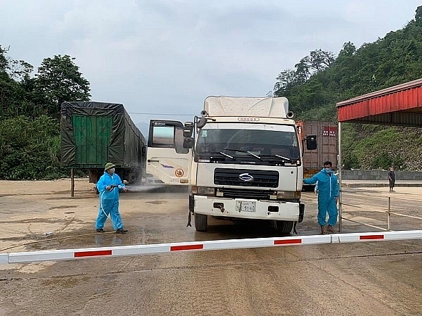 Lực lượng chức năng phun khử trùng phương tiện vận chuyển hàng hoá NK vào cửa khẩu quốc tế Cầu Treo.