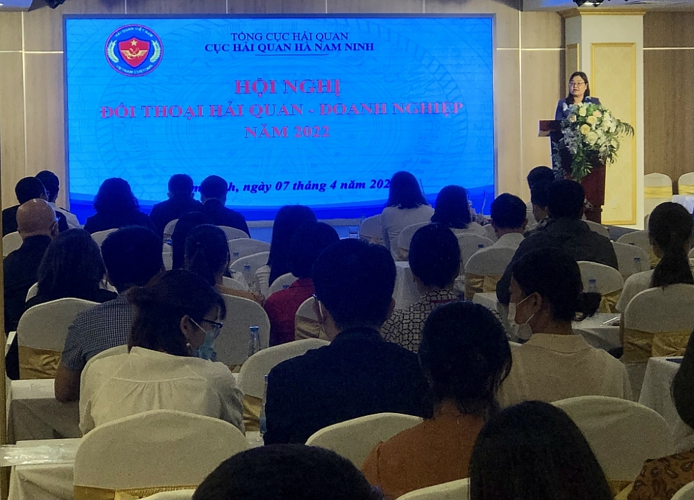 Bà Hà Lan Anh, Phó Chủ tịch UBND tỉnh Nam Định phát biểu ghi nhận kết quả của cơ quan Hải quan tại hội nghị. Ảnh: H.Nụ