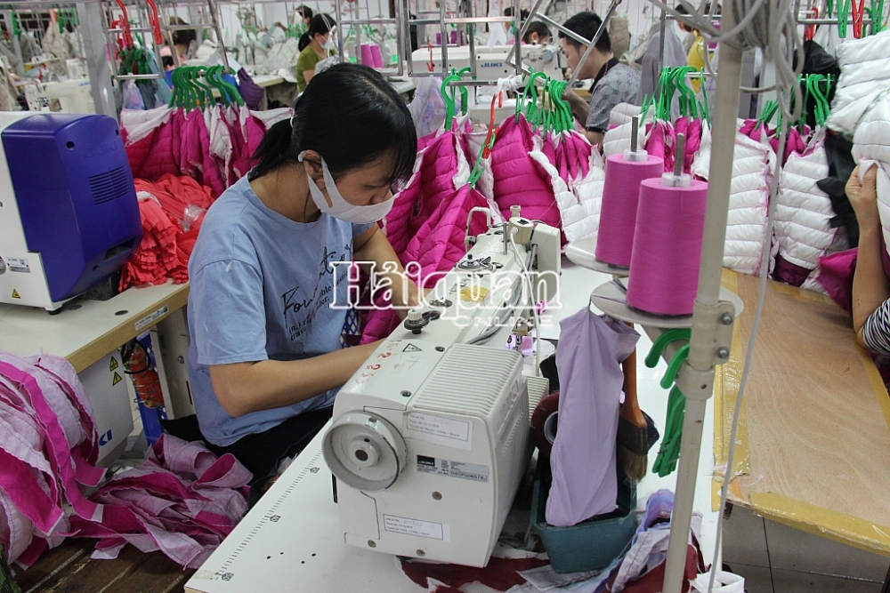 Hoạt động sản xuất hàng xuất khẩu. Ảnh: H.Nụ