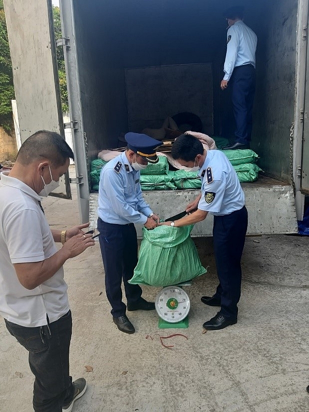 Lực lượng Quản lý thị trường kiểm tra số hàng hóa vi phạm. Ảnh: QLTT