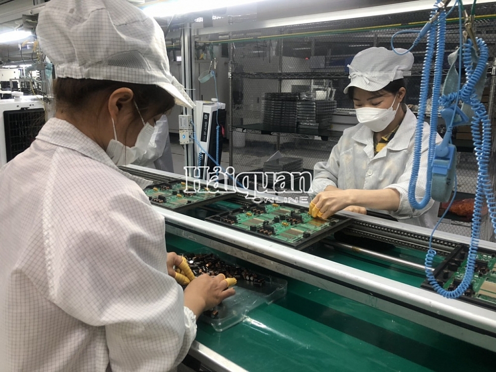 Hoạt động sản xuất sản phẩm công nghệ cao tại doanh nghiệp. Ảnh: H.Nụ