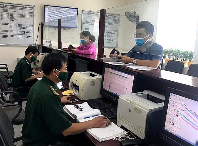 Cán bộ Biên phòng cửa khẩu cảng Hải Phòng tiếp nhận, giải quyết khai báo thủ tục biên phòng qua thư điện tử. Ảnh: Hoàng Long