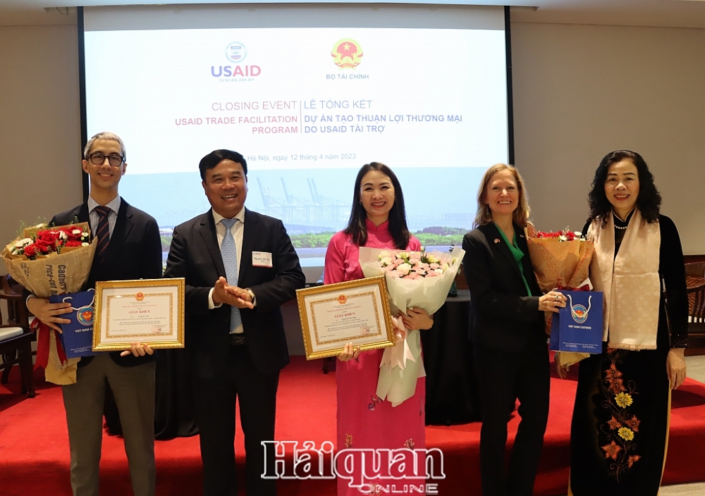 Phó Tổng cục trưởng Nguyễn Văn Thọ và nguyên Thứ trưởng Bộ Tài chính Vũ Thị Mai trao Giấy khen cho 2 cá nhân về thành tích triển khai Dự án TFP. Ảnh: H.Nụ