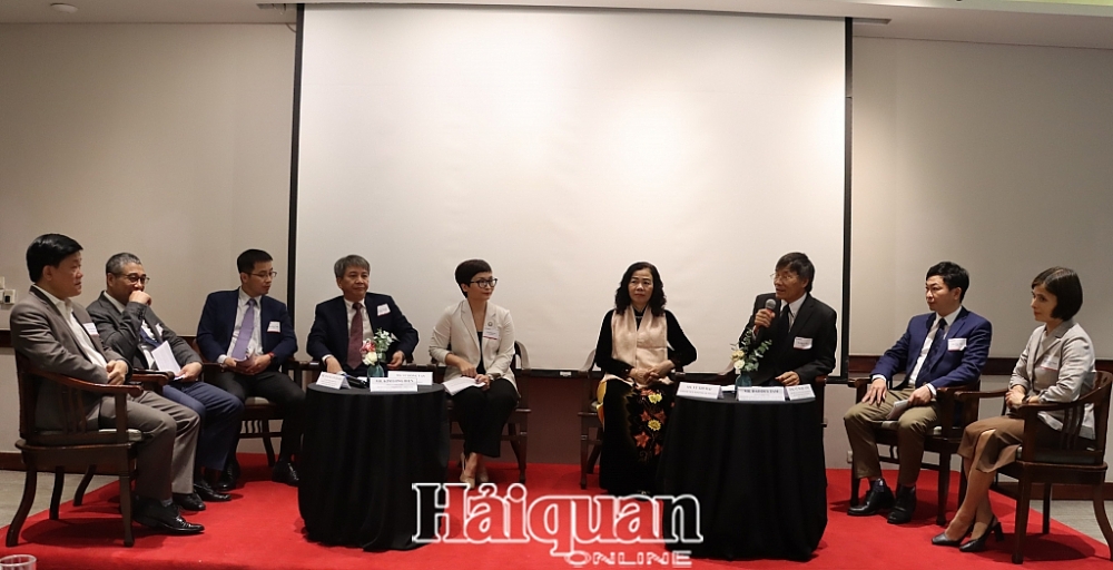 Lãnh đạo các đơn vị, cơ quan trao đổi về kết quả 5 năm triển khai dự án TFP. Ảnh; H. Nụ