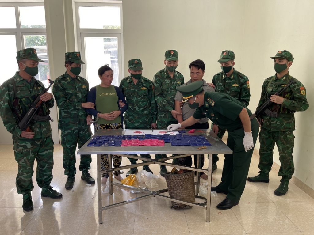 Lực lượng Biên phòng Thanh Hóa kiểm đếm tang vật. Ảnh: Quốc Toản