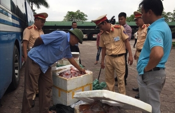 Bắt giữ 200 kg thịt lợn không rõ nguồn gốc trên xe khách