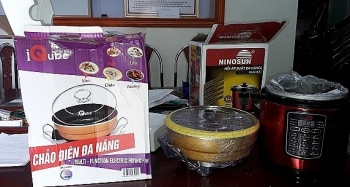 Bắt giữ 186 kg xúc xích Trung Quốc và 312 thiết bị điện giả mạo xuất xứ
