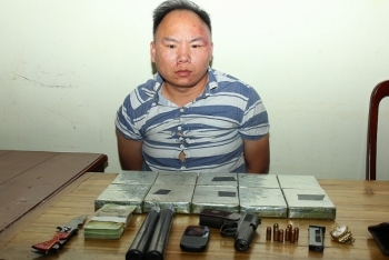 Bắt đối tượng vận chuyển 10 bánh heroin,1 khẩu súng quân dụng K59, 8 viên đạn