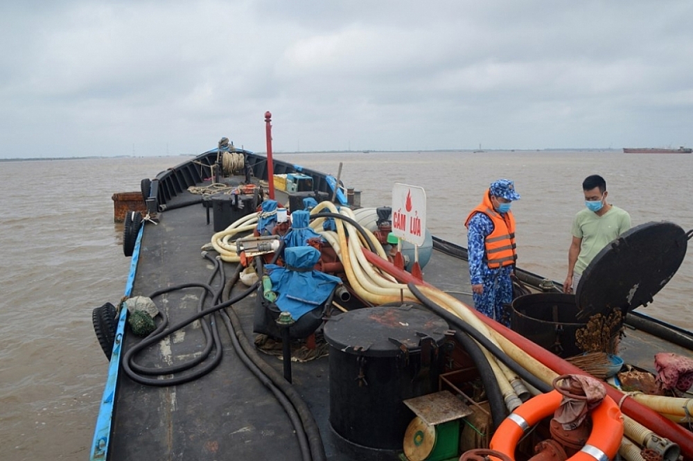 Lực lượng chức năng kiểm tra tàu vi phạm. Ảnh: Mạnh Thường
