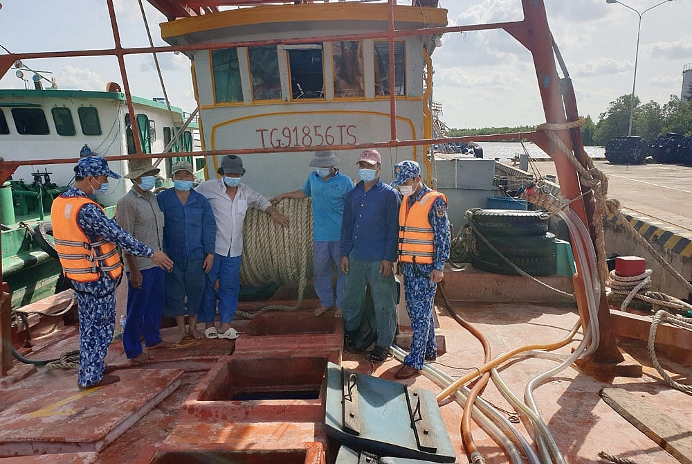 Lực lượng chức năng kiểm tra tàu vi phạm.