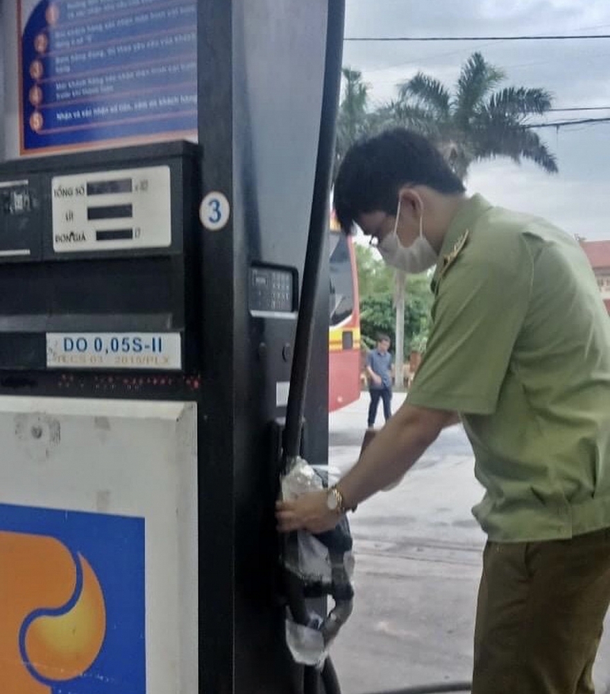Lực lượng chức năng đang lấy mẫu xét nghiệm. Ảnh: QLTT Nam Định