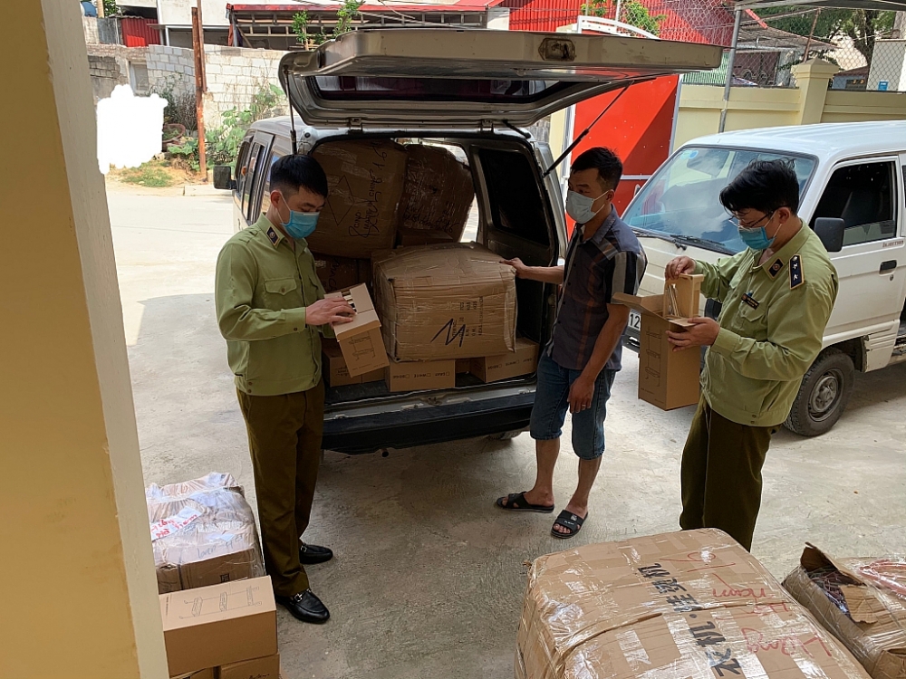 Lực lượng QLTT Lạng Sơn kiểm tra hàng hóa có dấu hiệu vi phạm. Ảnh: QLTT LS
