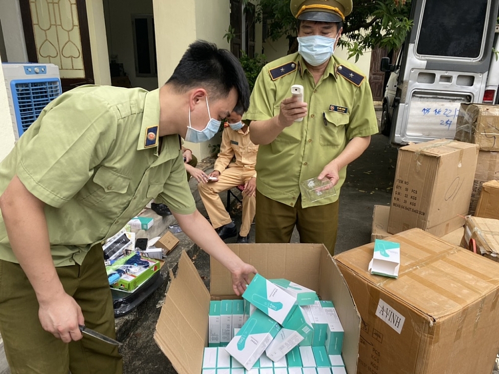 Lực lượng chức năng kiểm tra số hàng vi phạm. Ảnh: QLTT LS