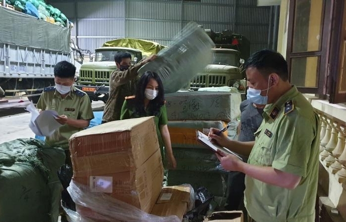 Phạt và buộc nộp lại số lợi bất hợp pháp từ kinh doanh hàng lậu