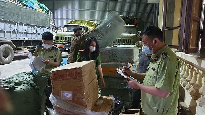 Lực lượng chức năng kiểm tra kho hàng vi phạm. Ảnh: QLTT LS