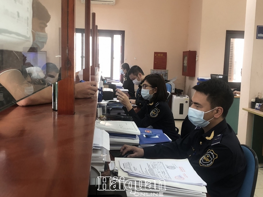 Hoạt động nghiệp vụ tại Chi cục Hải quan Hà Nam. Ảnh: H.Nụ