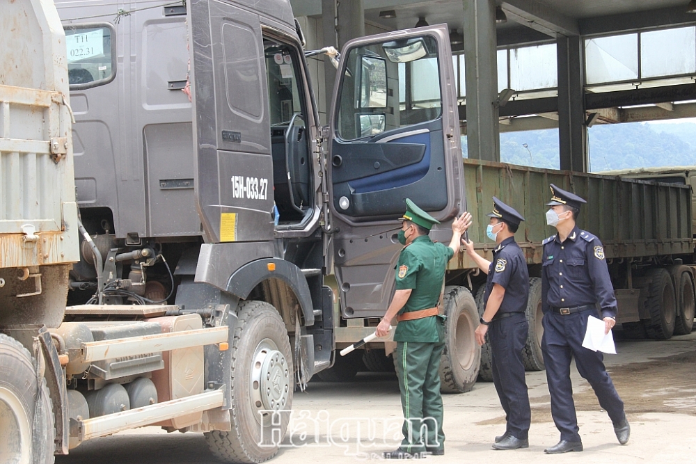 Hải quan- Biên phòng cửa khẩu quốc tế Cầu Treo phối hợp phân luồng và kiểm tra phương tiện vận tải hàng hóa nhập khẩu. Ảnh: H.Nụ