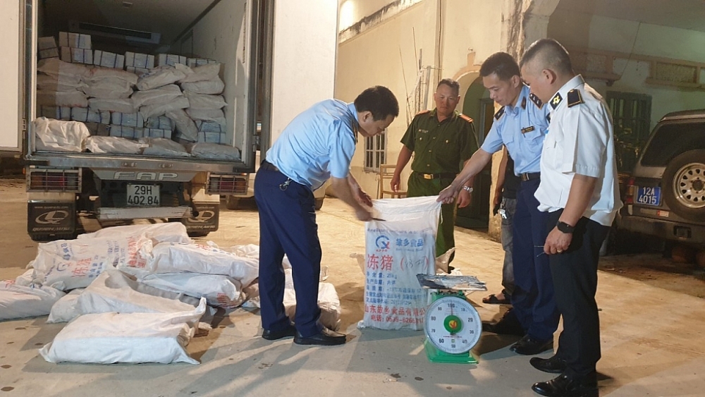 Lực lượng chức năng kiểm tra số tang vật là 1 tấn nầm lợn. Ảnh: QLTT LS