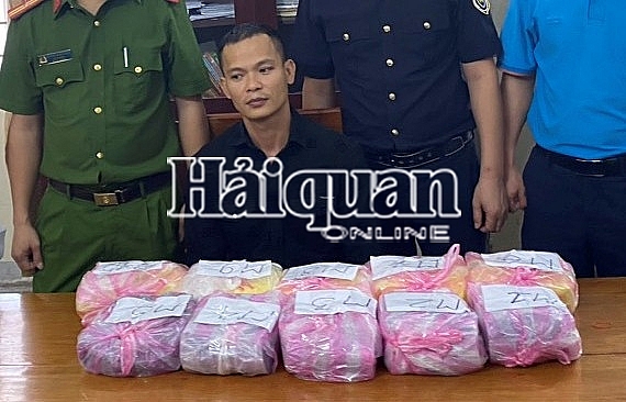 Đối tượng Nguyễn Thành Luân và tang vật 32.800 viên ma túy. Ảnh: Đình Thông.