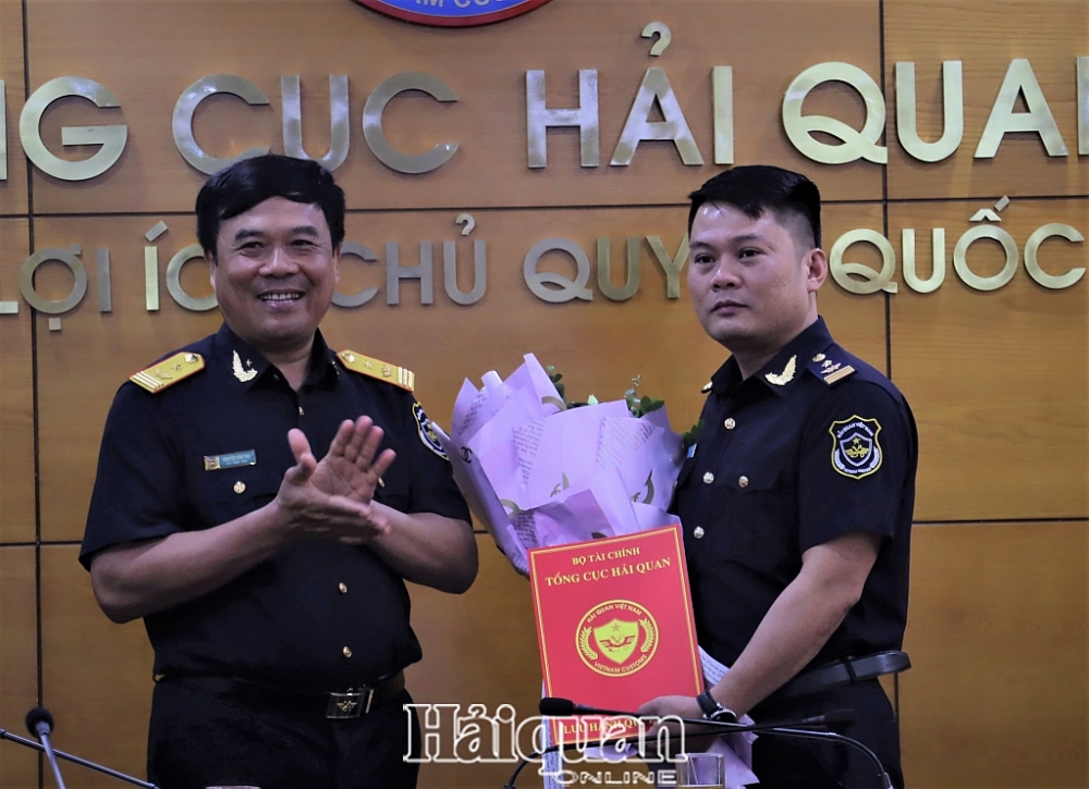Thừa ủy quyền, Phó Tổng cục trưởng Nguyễn Văn Thọ trao quyết định và tặng hoa chúc mừng tân Phó Chánh Văn phòng Tổng cục Hải quan Nguyễn Thành Sơn. Ảnh: H.Nụ