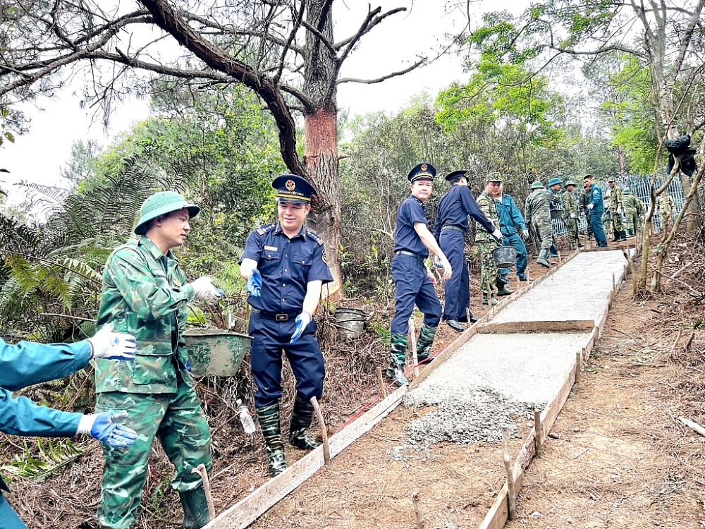 đại diện Đảng ủy Cục Hải quan Lạng Sơn, Bí thư các chi, đảng bộ, lãnh đạo các tổ chức chính trị xã hội trực thuộc Đảng bộ Cục đã tiến hành khởi công xây dựng công trình “Dân vận khéo” năm 2023 . Ảnh: Mai Loan
