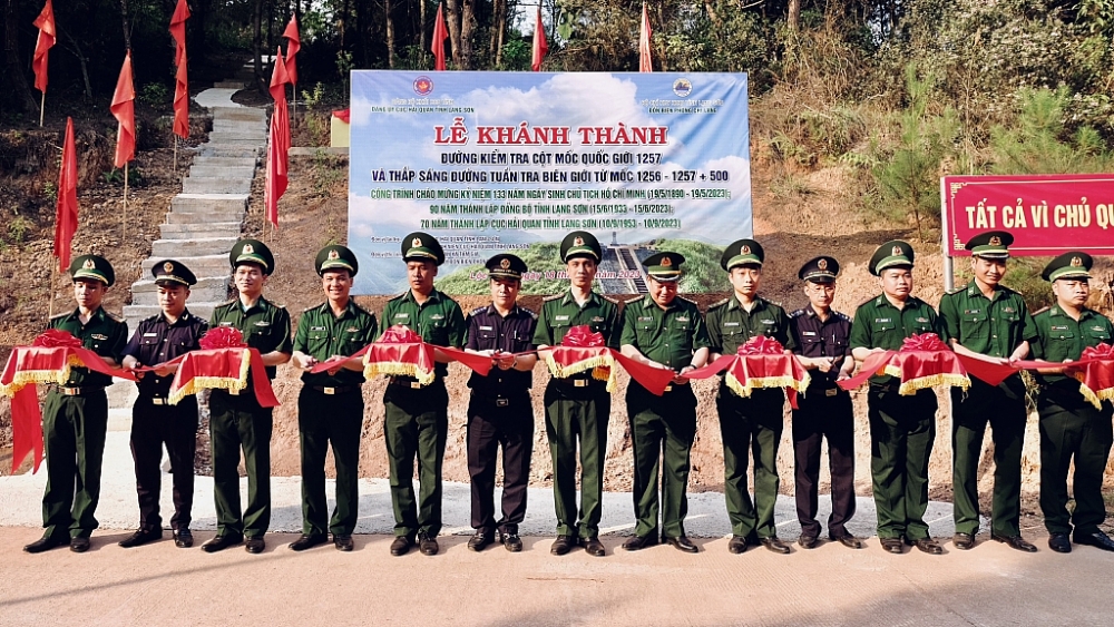 Lễ khánh thành đường kiểm tra biên giới Mốc Quốc giới 1257 và  công trình thắp sáng đường kiểm tra biên giới. Ảnh: Mai Loan