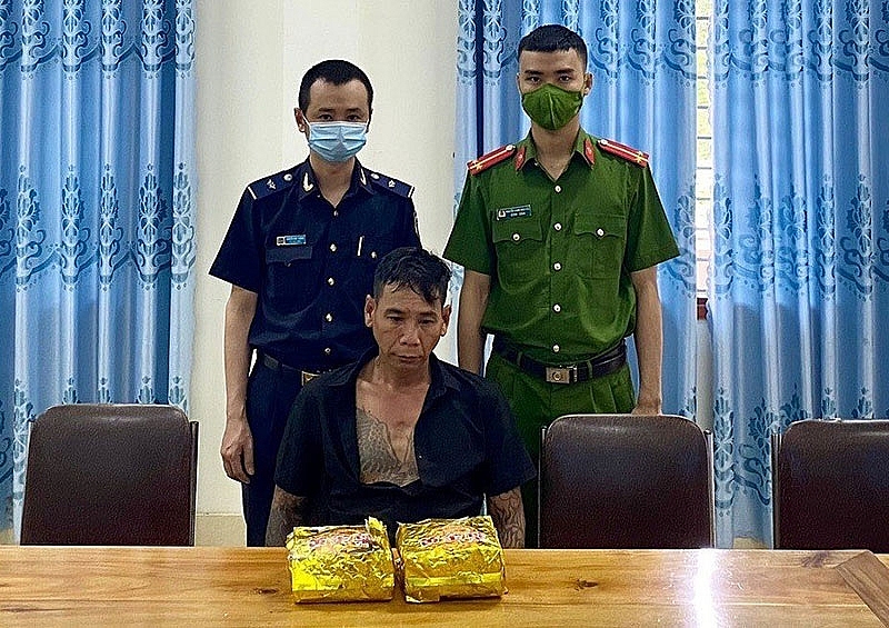 Đối tượng (ngồi) cùng tang vật khi bị bắt giữ. Ảnh: HQ NA