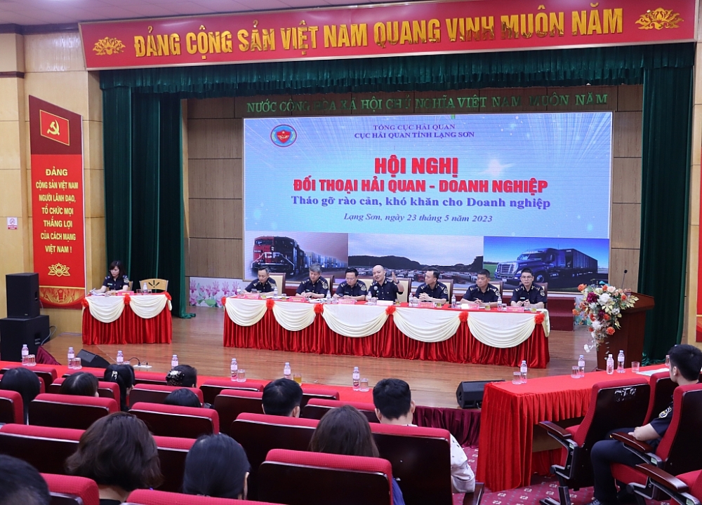 Quang cảnh hội nghị đối thoại. Ảnh: H.Nụ