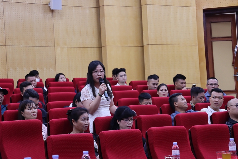 đại diện Công ty CP đầu tư phát triển máy Việt Nam ghi nhận nỗ lực của Hải quan Lạng Sơn. Ảnh: H.Nụ