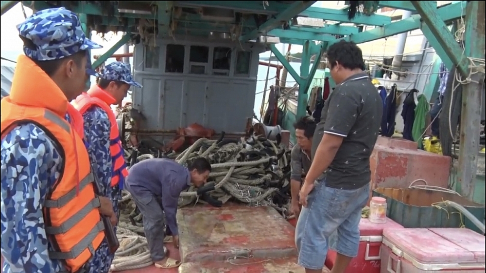 canh sat bien bat tau mua ban van chuyen 25000 lit dau do trai phep