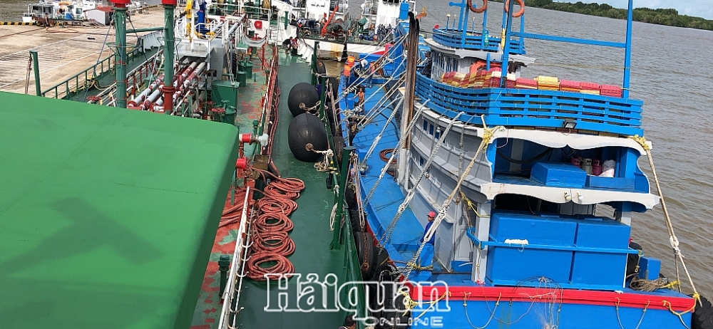 canh sat bien bat giu tau nuoc ngoai sang man dau trai phep