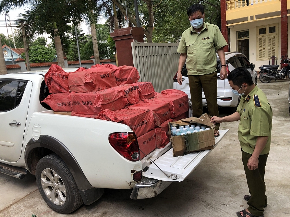 Lực lượng chức năng kiểm tra số hàng vi phạm. ẢNh: QLTT LS