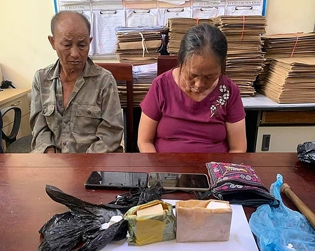  2 đối tượng Và Y Xí và Già Chống Lầu cùng tang vật.