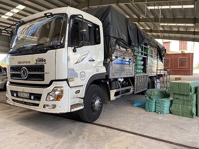 Phương tiện và số hàng vi phạm. Ảnh: QLTT NB