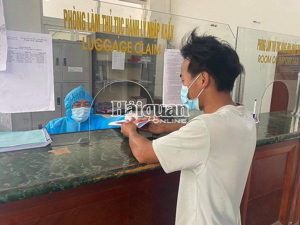 Công chức Hải quan Nậm Cắn tiếp nhận và làm thủ tục cho DN. Ảnh: Mạnh Đường