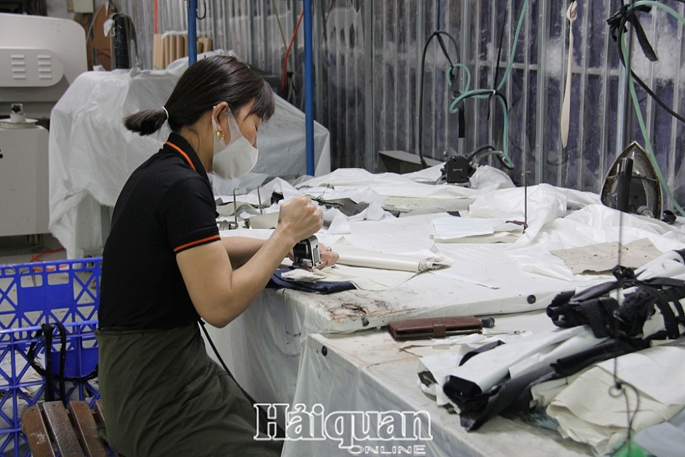 Hoạt động sản xuất tại Công ty may Ninh Bình. Ảnh: H.Nụ