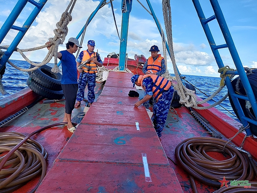 Lực lượng Cảnh sát biển niêm phong số dầu DO vi phạm. Ảnh: Khánh  Nhân