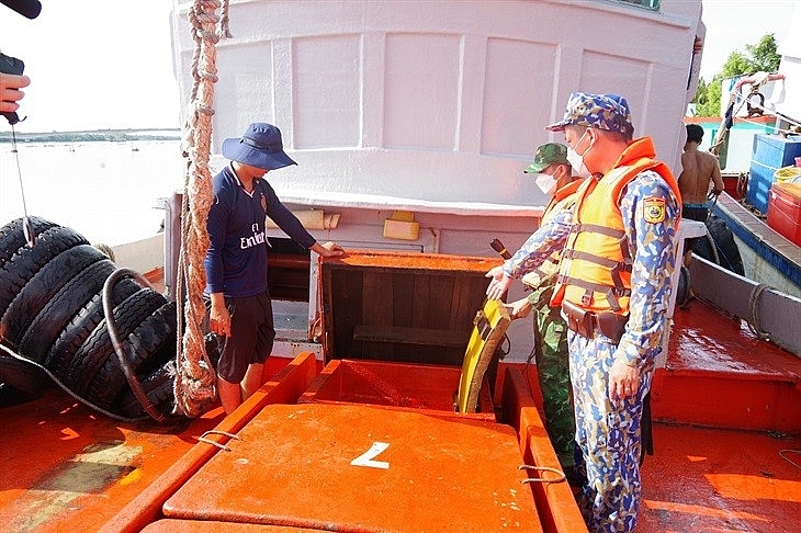 Lực lượng chức năng kiểm tra tàu chở dầu vi phạm. Ảnh: Hà Vinh