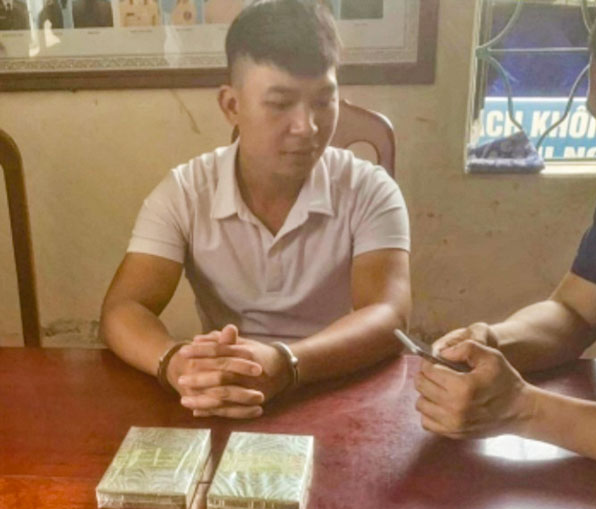 Đối tượng cùng tang vật khi bị bắt giữ.
