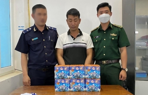 Hải quan Nậm Cắn đồng chủ trì bắt tài xế chở pháo lậu qua biên giới