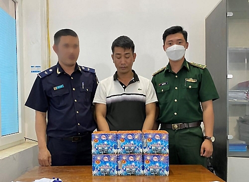 Đối tượng (đứng giữa) cùng tang vật. 