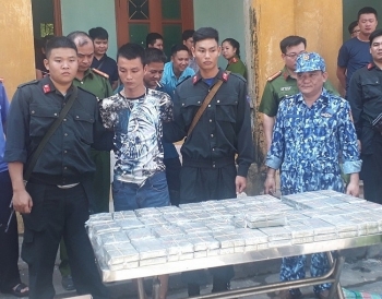 Công an - Cảnh sát biển phối hợp bắt giữ 100 bánh heroin